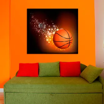 Quadro bola de basket com bola laranja e rasto de faíscas sobre fundo negro