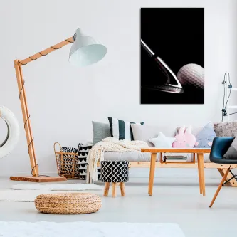 Quadro com taco e bola de golfe em close sobre fundo preto, pendurado numa sala de estar