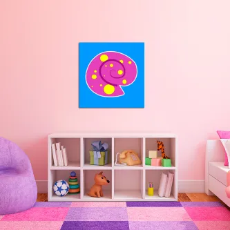 Quadro Caracol do Mar com ilustração rosa e amarela sobre fundo azul em quarto infantil
