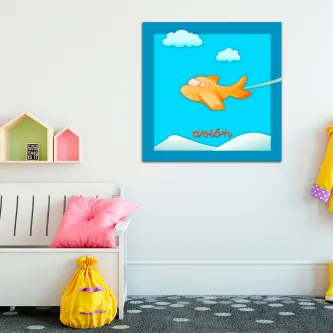 Quadro com avião laranja em moldura azul e nuvens, pendurado em quarto infantil