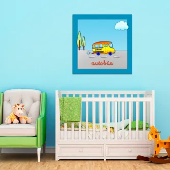 Quadro com ilustração de autocarro amarelo e árvores num quarto infantil