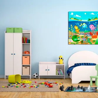 Quadro Mar Colorido com peixes e corais numa parede de quarto com cama, estante e brinquedos