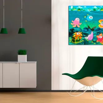 Quadro Animais Felizes com animais marinhos coloridos pendurado numa sala moderna
