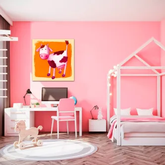 Quadro Vaquita com vaca estilizada rosa e branca em fundo laranja numa parede de quarto cor-de-rosa