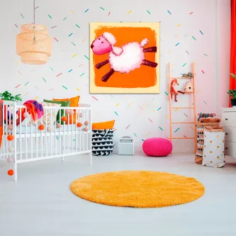 Quarto de bebé com quadro de ovelha em fundo laranja sobre parede branca