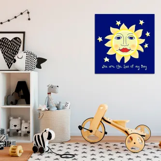 Quadro com rosto de sol amarelo em fundo azul e texto decorativo em inglês