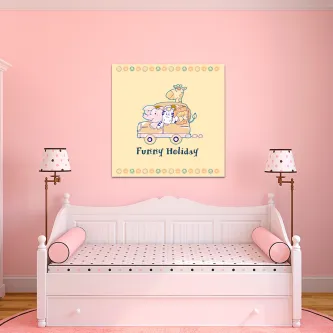 Quadro Funny Holiday com animais num carro, pendurado sobre cama branca num quarto cor-de-rosa