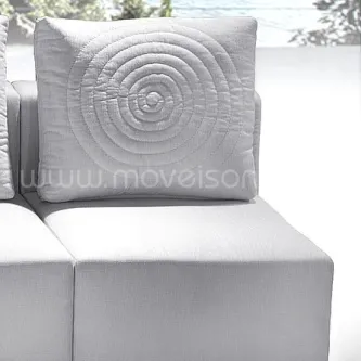 Almofada quadrada branca com padrão circular acolchoado sobre assento