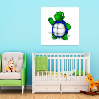 Quadro com tartaruga verde sorridente acima de berço em quarto infantil