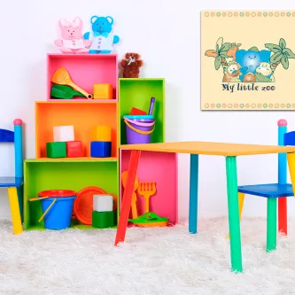 Quadro My little zoo na parede de quarto infantil com mesa e estantes coloridas