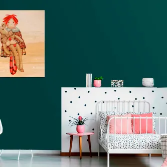 Quarto infantil com quadro de um menino a abraçar um urso de peluche na parede