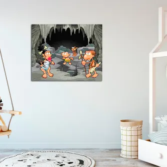 Três crianças pré-históricas em caverna, estilo desenho animado, com tochas e lanças