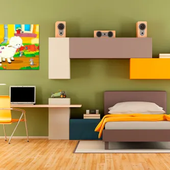 Quarto com cama e prateleiras, quadro infantil na parede com ovelha e ratinho