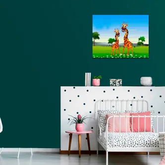 Quadro com par de girafas sobre cama infantil