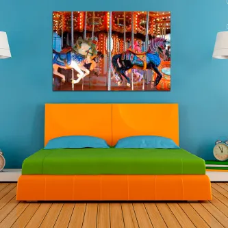 Quadro carrossel triptico com cavalos coloridos iluminados acima de cama laranja e verde