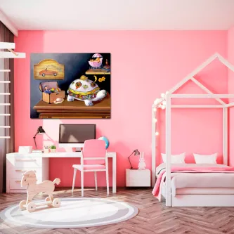 Quarto juvenil rosa com quadro feitos à mão mostrando brinquedos sobre secretária