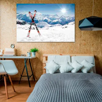 Quadro esqui com esquis cruzados sobre neve e montanhas ao fundo