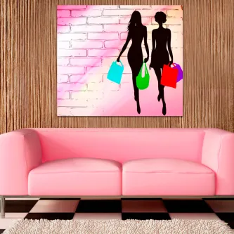 Quadro com duas raparigas em silhueta e sacos de compras frente a parede de tijolo colorida.