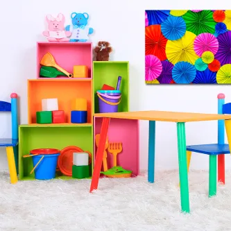 Quadro com chapelinhos coloridos na parede de quarto juvenil colorido