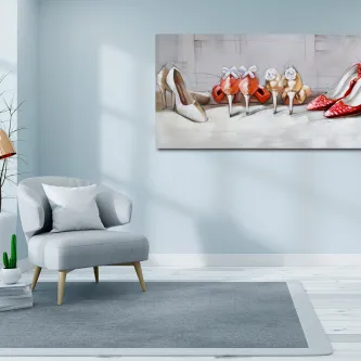 Tela com pintura de vários sapatos femininos coloridos numa parede de sala