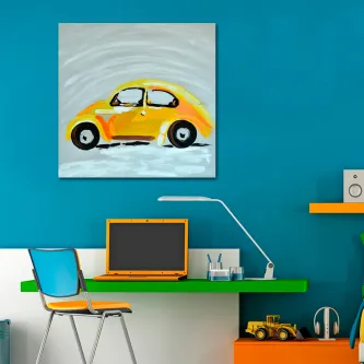 Quadro com carro amarelo estilizado sobre fundo cinzento numa parede azul.