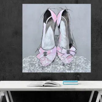 Quadro com sapatos rosa desenhados sobre fundo cinzento e renda branca