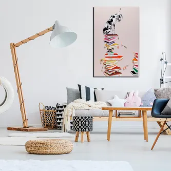 Quadro com cão estilizado sobre uma pilha de livros, pendurado numa sala clara