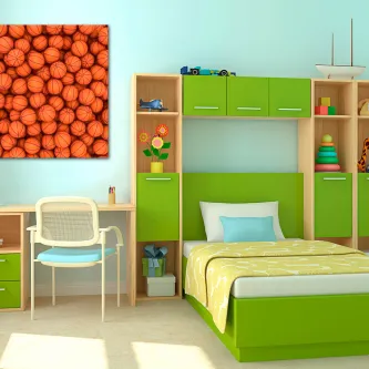 Quadro bolas de basquetebol num quarto juvenil com mobiliário verde