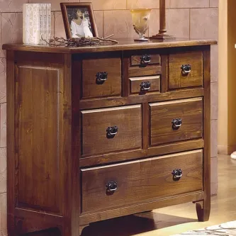 Cómoda rústica em madeira com seis gavetas e puxadores metálicos