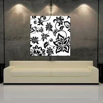 Quadro florido digital com padrão floral preto e branco numa parede de betão sobre sofá branco