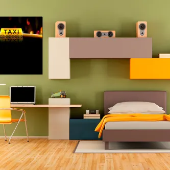 Quarto moderno com quadro táxi foto amarelo na parede sobre secretária