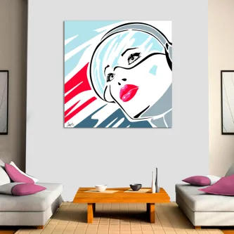 Retrato pop-art de mulher de capacete e óculos de mota com lábios vermelhos