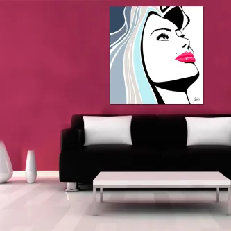 Quadro Guapa retrato pop-art de mulher com lábios rosa sobre sofá preto e parede fúcsia