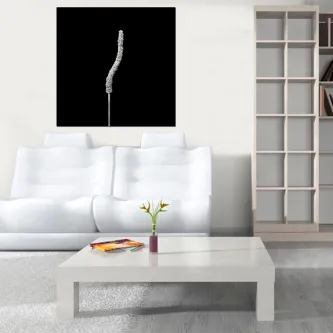 Quadro pingente floral com flor branca alongada pendente sobre fundo preto
