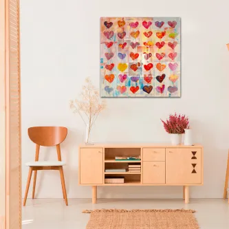 Quadro múltiplos corações coloridos pendurado sobre aparador