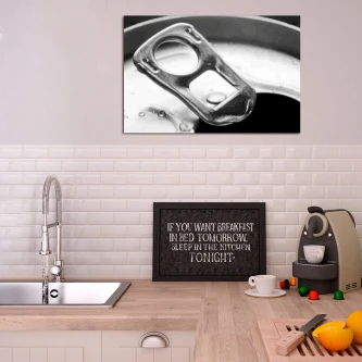 Quadro com fotografia a preto e branco de abertura de lata