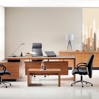 Escritório moderno com secretária de madeira e quadro 'edifícios beje' na parede