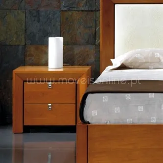 Mesa de cabeceira Stilus em madeira com duas gavetas e candeeiro branco
