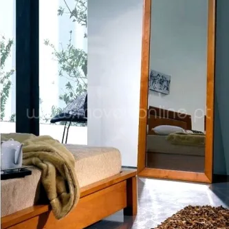 Moldura Stilus espelhos grandes de pé com moldura em madeira num quarto luminoso