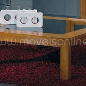 Mesa de centro Stilus B com tampo de vidro e estrutura em madeira sobre tapete vermelho