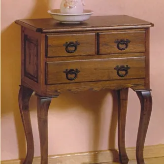 Mesa de cabeceira Diana em madeira com três gavetas e pernas curvas