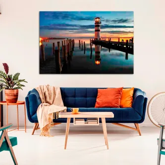 Quadro Passadiço e Farol com farol e passadiço de madeira sobre água ao pôr do sol