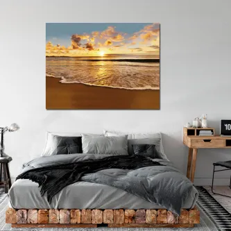 Quadro Calma do Mar com pôr do sol sobre mar calmo e ondas na praia, pendurado sobre cama