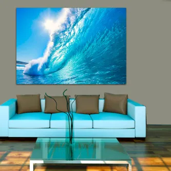Quadro com grande onda azul sobre sofá turquesa em sala moderna