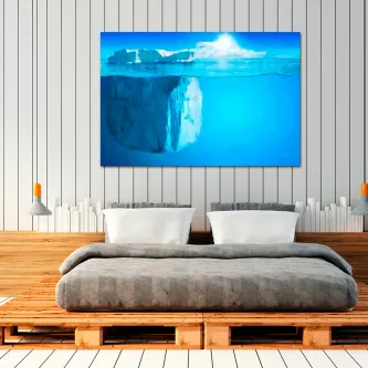 Quadro Big Iceberg com iceberg azul parcialmente submerso, pendurado sobre cama