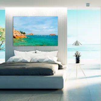 Quarto com quadro 'Aula no Mediterrâneo' de paisagem marítima sobre cabeceira