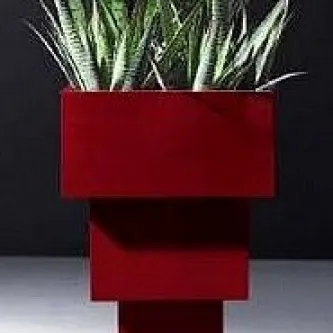 Vaso alto double vermelho em forma de blocos com planta verde