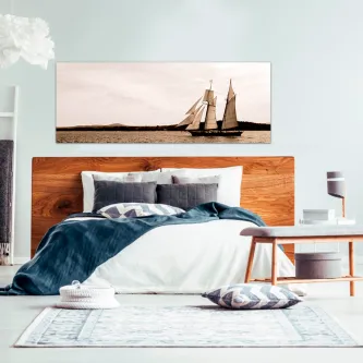 Quadro de veleiro à vela sobre o mar acima da cabeceira