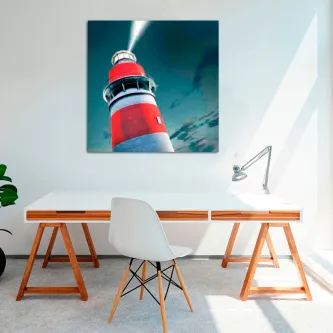 Farol listrado vermelho e branco visto de baixo num quadro pendurado na parede