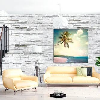 Pintura tropical com coqueiro inclinado sobre praia e mar, pendurada numa sala
